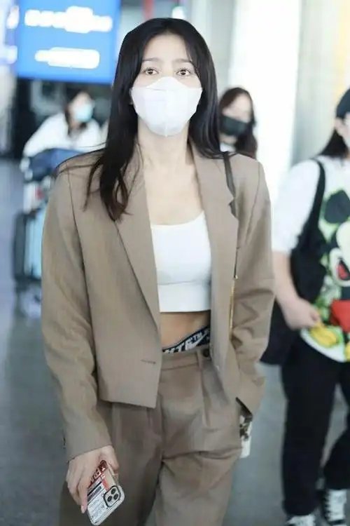 秦岚带火了一种女大佬穿搭:牛仔外套 五分裤 乐福鞋,时髦又洋气