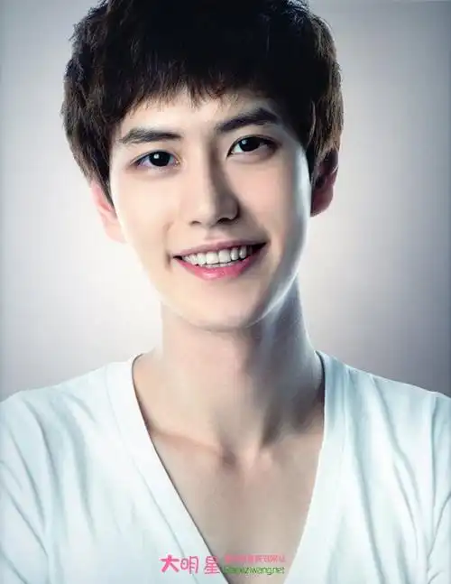 娄艺潇圭贤什么关系 娄艺潇圭贤结婚照曝光