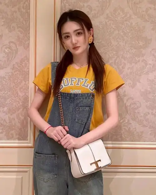 徐璐lulu减龄感的造型搭配tods 纯白色#ttimeless  链条包,优雅慈换