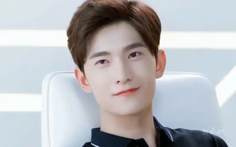 军艺校草系列已出完毕,但愿杨洋能够稳住98#军艺校草 #杨洋#这谁顶