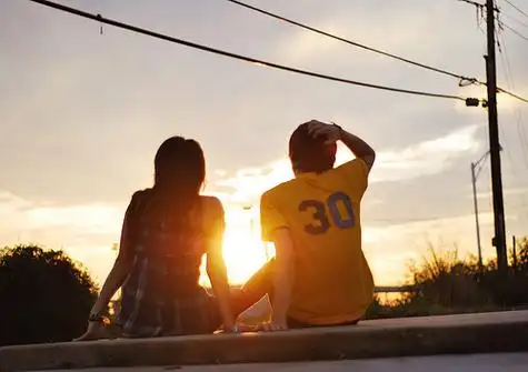 我想要几张情侣照,面朝大海和夕阳,但只看得到两个人的背面,最好是坐