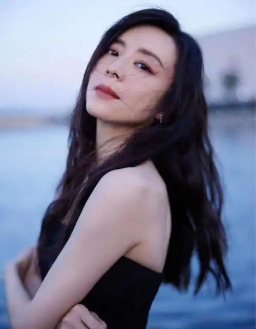 张静初穿抹胸礼服裙优雅又性感