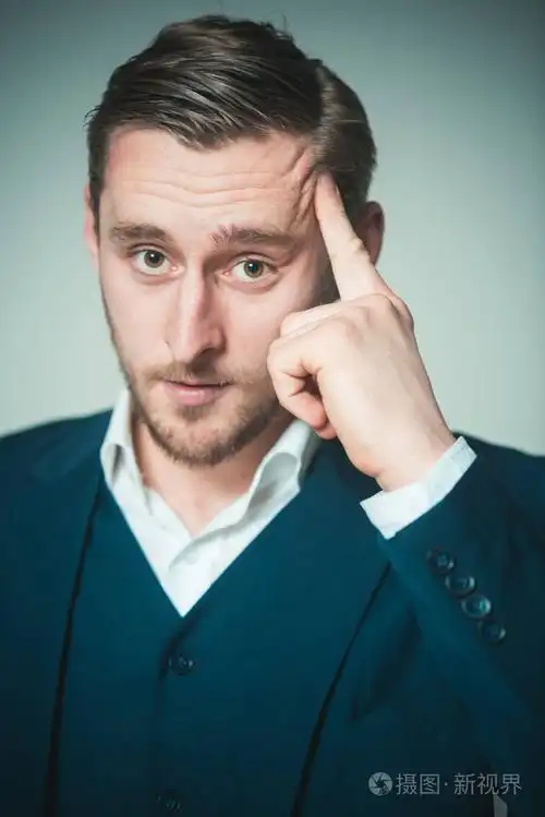 男人冷静认真看集中, 而触摸头试图记住.人紧张的表情记住信息.