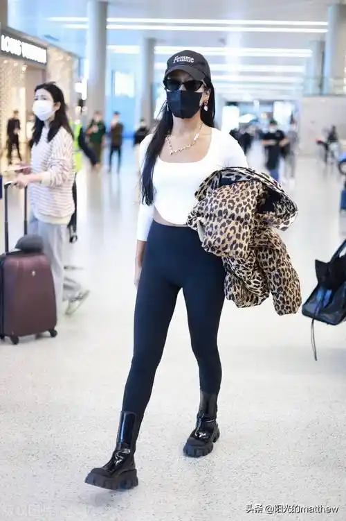 吉克隽逸白色恤牛仔裤现身,手挽豹纹外套休闲时尚_机场