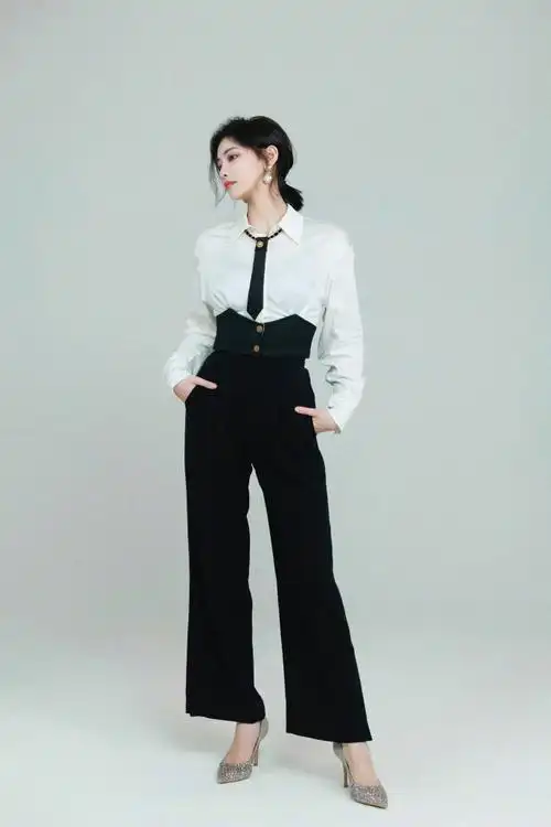 许佳琪黑西装白衬衫造型