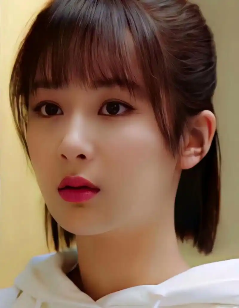 看杨紫梳着齐刘海短发,清纯明艳,水汪汪的大眼睛含着泪花,好像是激动