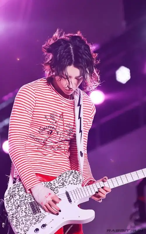 汕头音乐节上的小鬼溢出屏幕的青葱少年感现场高燃超炸