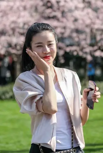 【双胞胎在城市雕塑公园随手拍摄影图片】人像摄影_太平洋电脑网摄影