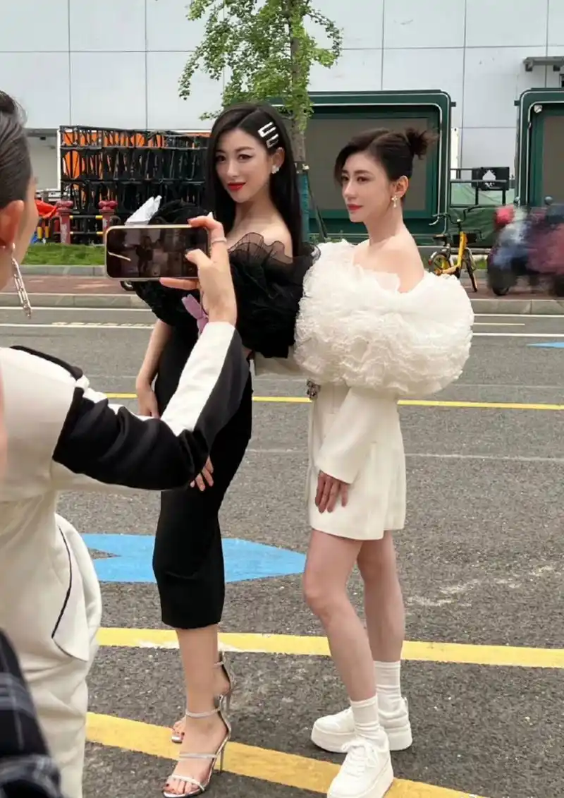 朱珠晒照有点区别对待,别人都只拍脸,贾静雯却放全身照,直接暴露对方