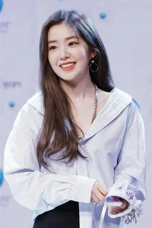 "南韩第一神颜"裴珠泫,穿v领衬衫小露香肩,ol风也能秀小时尚!