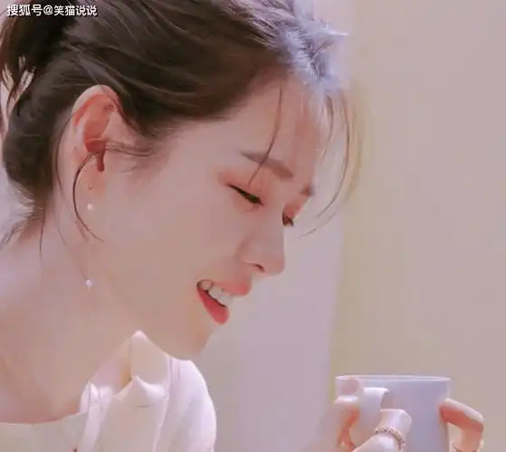 孙艺珍晒照:侧颜托腮优雅,笑容甜美好灿烂!_物料_照片_视频