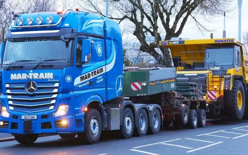 【4k 大件运输】奔驰阿克托斯运输小松hd465矿用自卸车_哔哩哔哩_bili