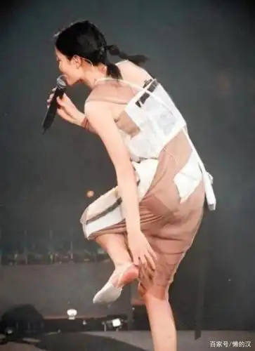 光脚的王菲俏皮可爱