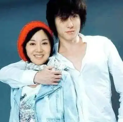 离婚后爱上"姐弟恋"的5位女星,只恋爱不结婚,个个容光焕发