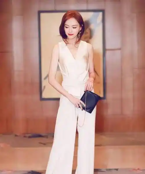 原创被唐嫣迷倒了一袭白色缎面连体裤美得太高级优雅知性气质真好