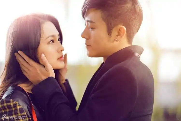 组图:林申李沁情侣写真贴面热吻暧昧难舍