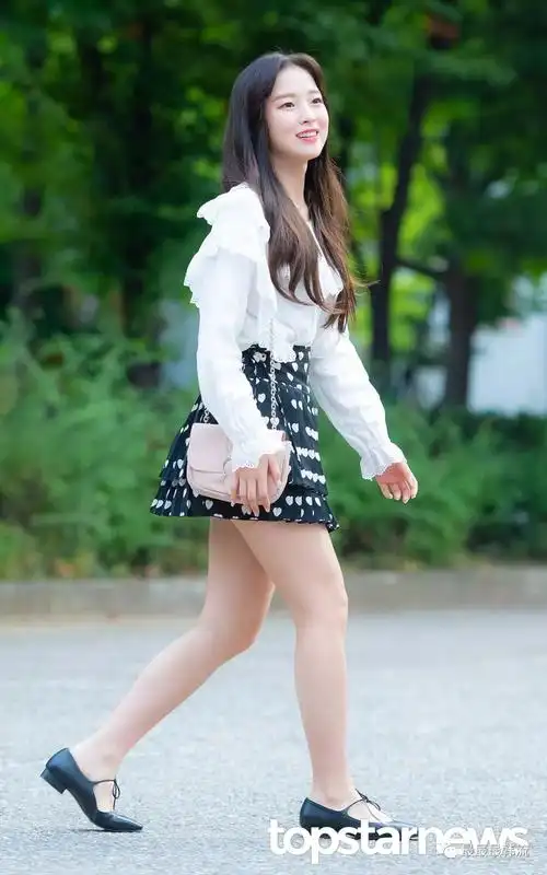 韩流照妖镜她这是吸血鬼女伯爵金雪炫巨肩了