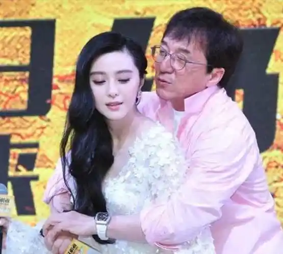女性遭遇过的成龙抱搂抱范冰冰的姿势无意间暴露这层关系