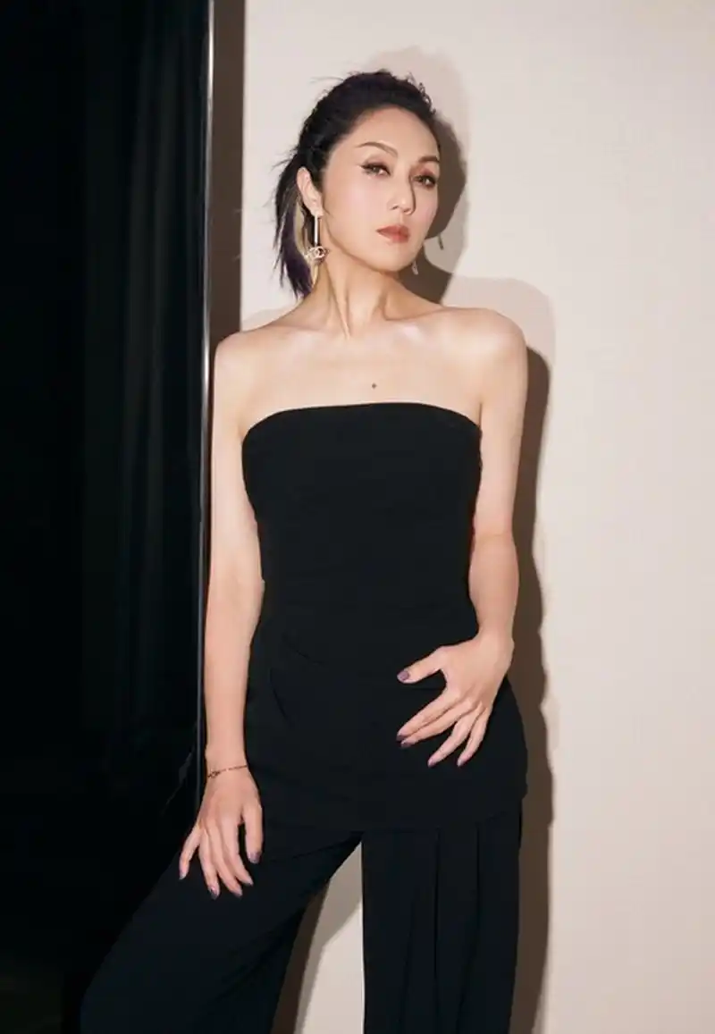 杨千嬅近日在舞台上展现了一套黑色抹胸造型,将她的身材优势完美地