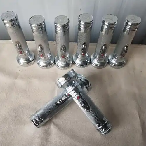 苏墨怀旧老物件老旧铁皮手电筒古董收藏80年代影视道具摆件民俗杂项