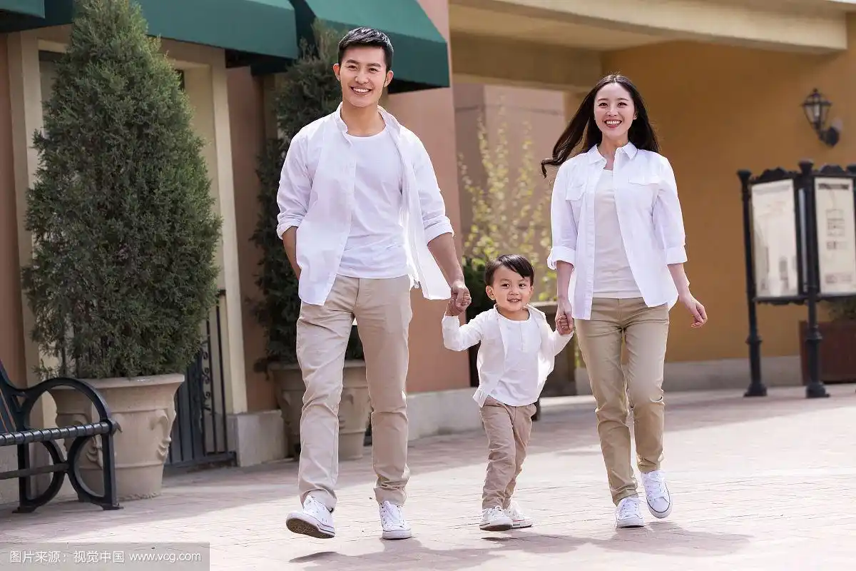幸福的一家三口在散步