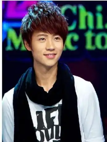 使男生们看起来非常秀气,是2012年发型show上最为时尚的蓬松离子烫