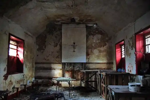 1/8 旅游发现一批被废弃的学校,真的很隐森恐怖