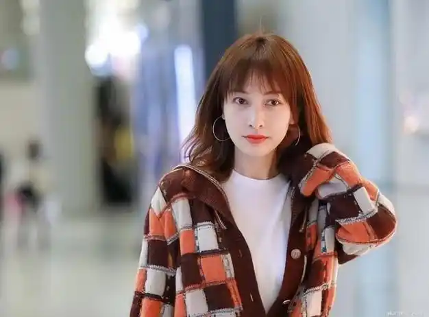 吴昕遭李易峰操纵,遭潘玮柏冷酷伤害,却依然身价上亿美丽绽放.