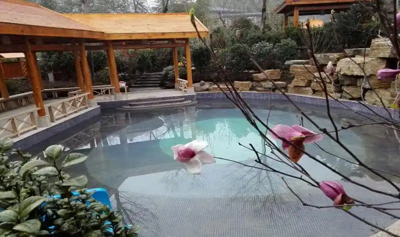 宜兴竹海国际氡泉竹海国际会议中心的温泉来自于地下1803米,常年出水