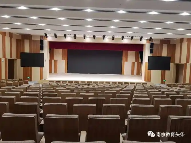 还有学校的科技楼,报告厅的舞台上,专门装饰了幕布,未来可以作为