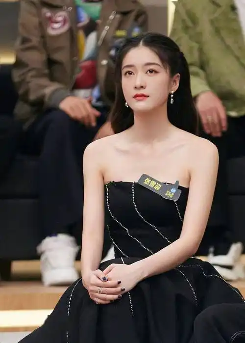 张雪迎黑色抹胸礼裙显曼妙身姿精致锁骨凸显眼神撩人少女感十足