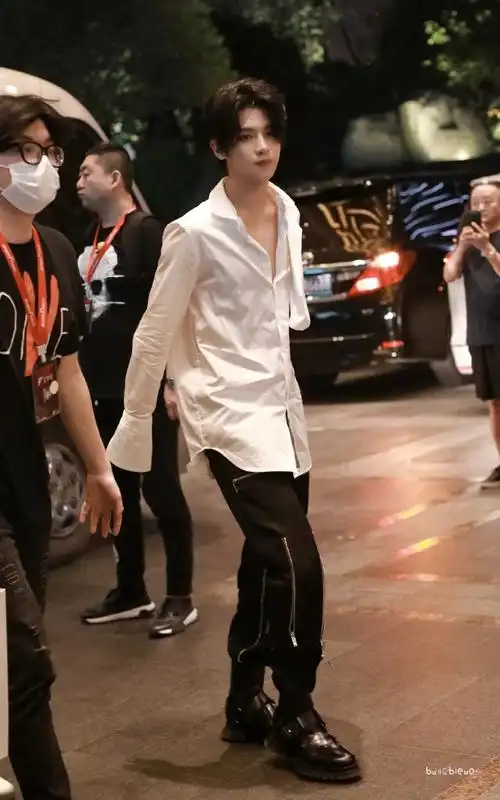 黄明昊拉链机车裤