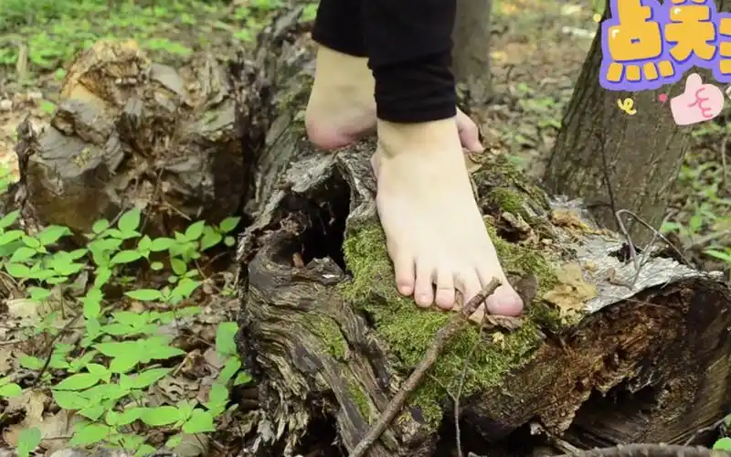 国外女生光脚走山路,脚底走的黑黑的