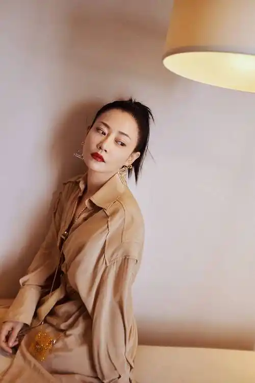 谭卓身着金色长裙女人味十足