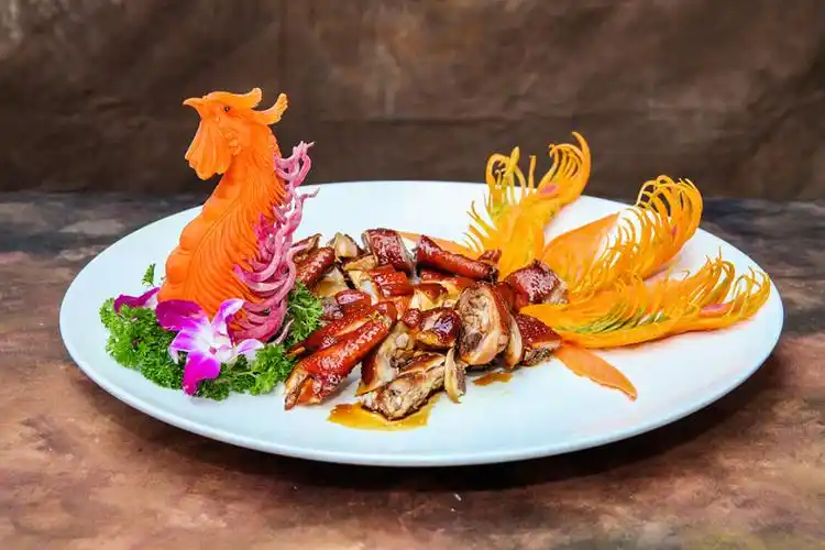 水中豆腐雕出花样 创新菜品"香芒虾球"