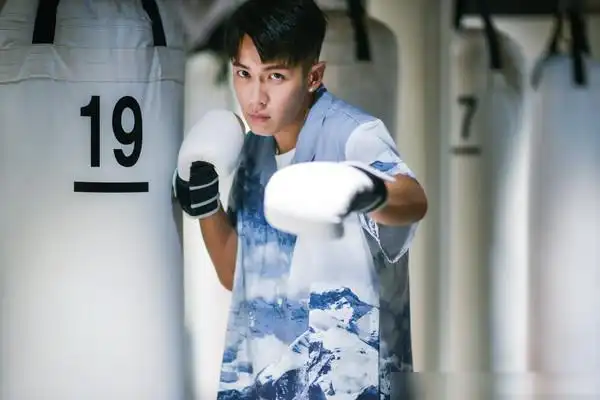 柯震东练成筋肉人,无袖背心炸出两团手臂肌,网友一看:好粗