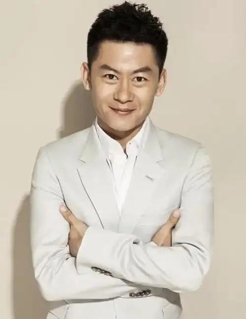 李健:19岁演戏,42岁因《狂飙》走红,娶了初中恋人成好男人