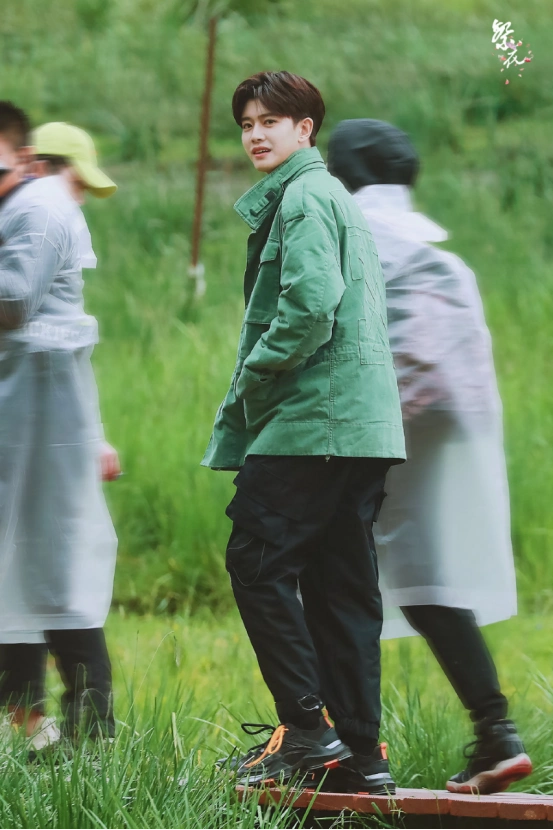 任嘉伦的这件绿色的牛仔外套看上去颜色并不是非常的鲜艳,这样比较