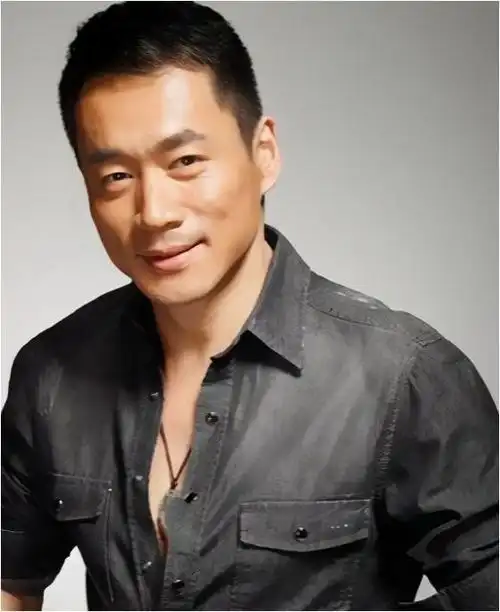 丁海峰娶大2岁初恋带患癌妻子赴美奢华生活现在成人生赢家