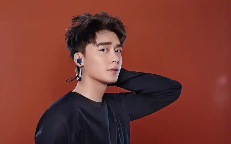 李易峰时尚运动风高清桌面壁纸