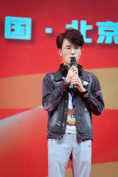 90后青年作家洪绍乾笔若坐客学习雷锋网高端访谈节目组杨