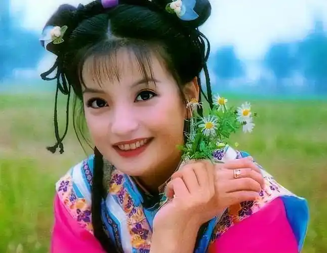 陪伴80,90后的青春一路走来的赵薇,给观众留下的形象是古灵精怪的"小