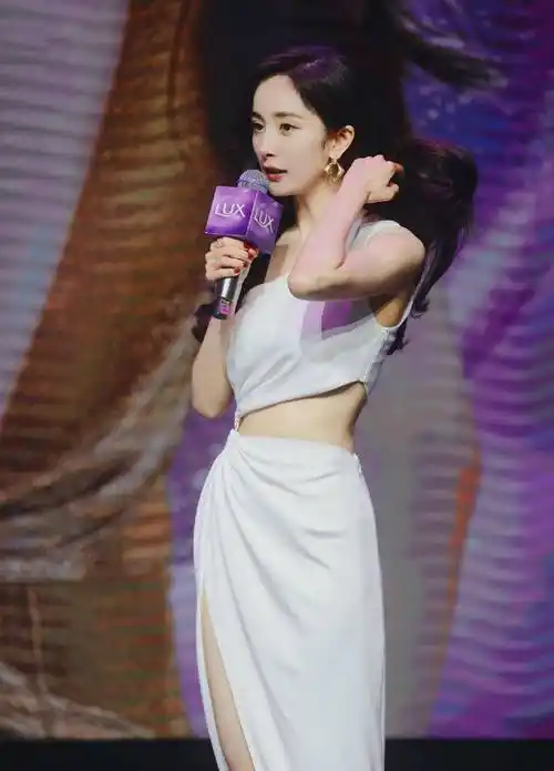 杨幂直播活动大秀身材,弯腰时衣服差点崩开,透露今年演唱会情况引期待