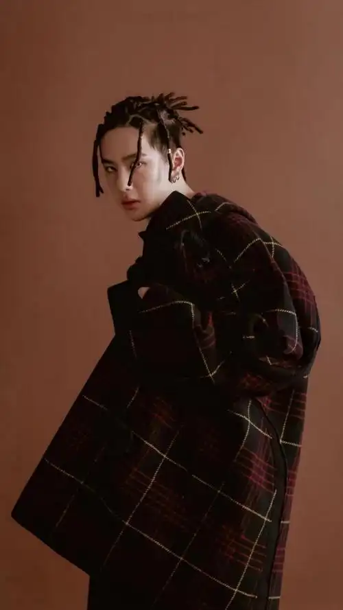 王一博时尚帅气脏脏辫最新造型写真