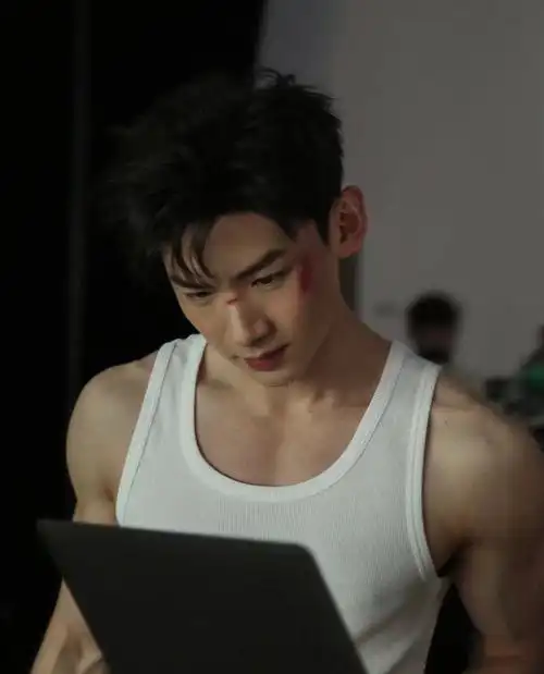 白敬亭秀肌肉警告沈腾##白敬亭猛男抗议##现在就出发