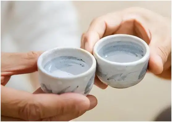 敬酒切忌"左手拿杯",别人以为你在咒他,他不对你翻脸才怪!