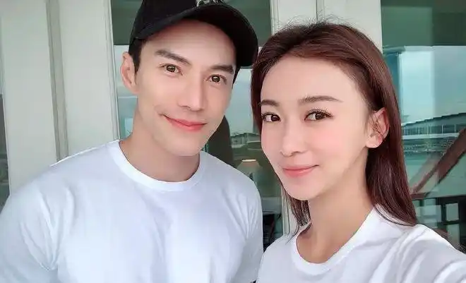 吴谨言新加坡受海兰察贴心招待二人同穿白衣自拍超有cp感