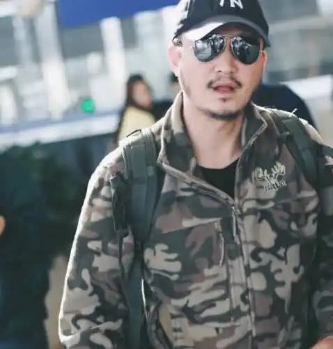 吴京一脸络腮胡子迷彩服,新剧打造新造型,剧照流出