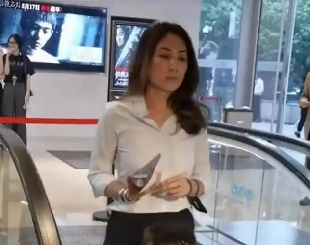 三口罕见同框,妻子时髦气质好,网友:这父女俩也太像了_女儿_于倩_老婆