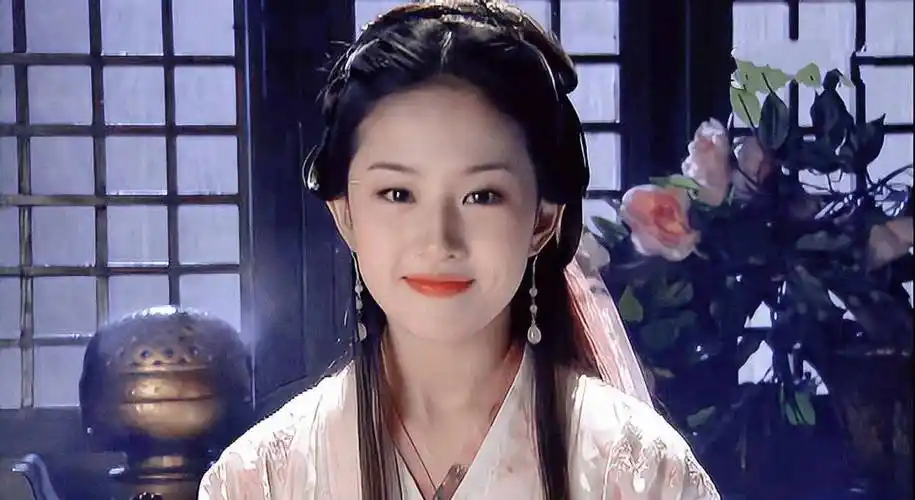 刘亦菲下车被偷拍,看到她关掉美颜滤镜后的腿,网友直呼:太真实